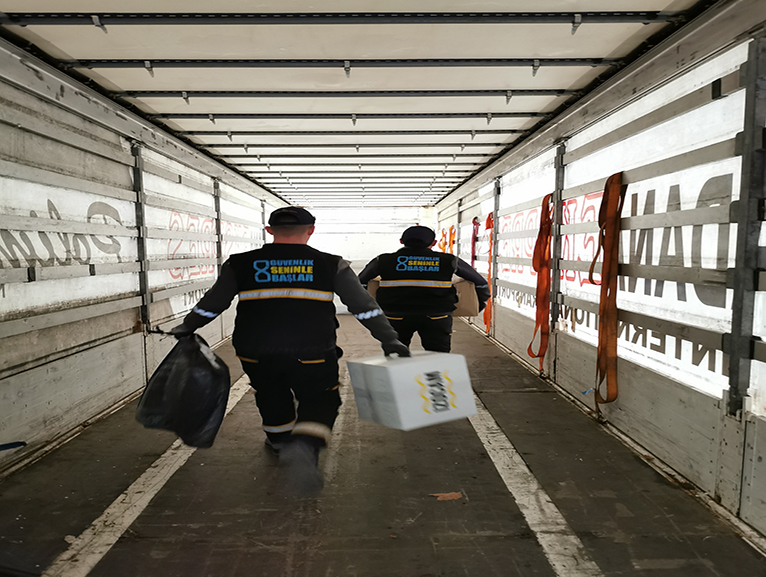 İZOCAM, AFET BÖLGESİNDE ÇADIRKENTLERE YALITIM MALZEMESİ DESTEĞİNE BAŞLADI